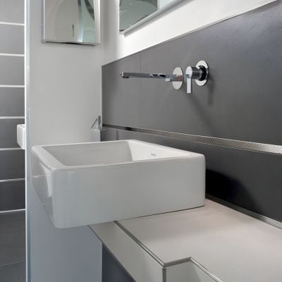 Modern bathroom accent wall with metal profile trim
