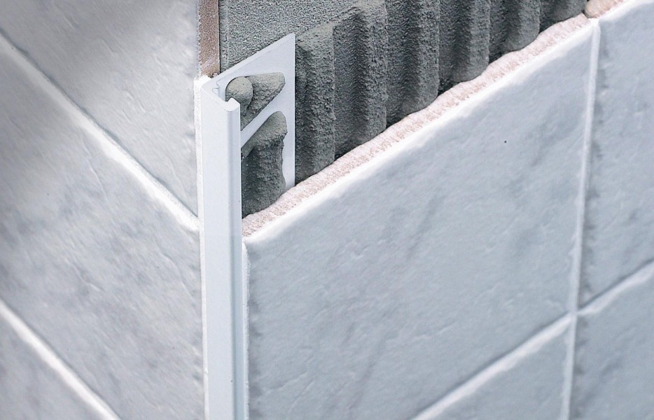 Outside wall corner protected by tile trim